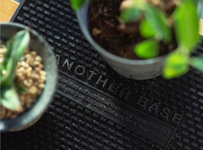 ANOBAのバーマット300に観葉植物を置いたところ