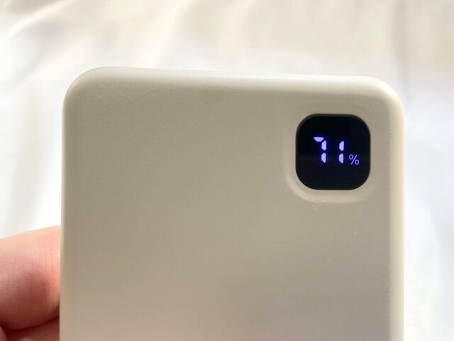 3COINS 《スマホ1回分》モバイルバッテリー5000mAh 残量がパーセント表示