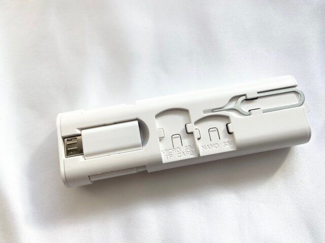 背面にはmicro SIM（microSD）用スロット、nano SIMカードスロットがあり
