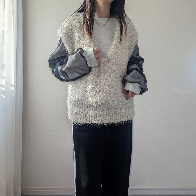 フェザーVネックベストを着たコーデ