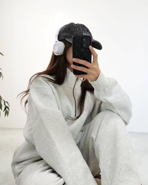 ヘビーウェイトスウェットハーフジッププルオーバーとスウェットパンツのコーデ