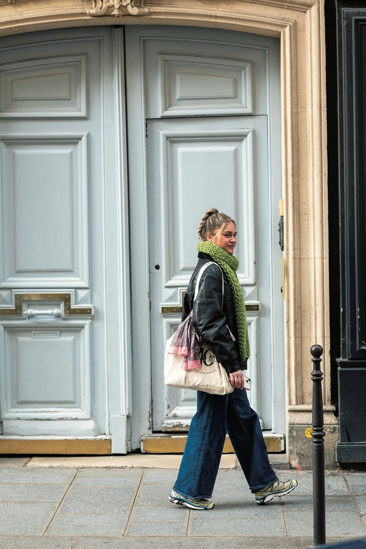 首元がボリューミーな時は、ヘアスタイルをスッキリとまとめるのが正解！