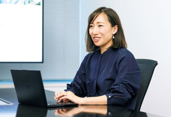 お仕事中の濱田由比さん