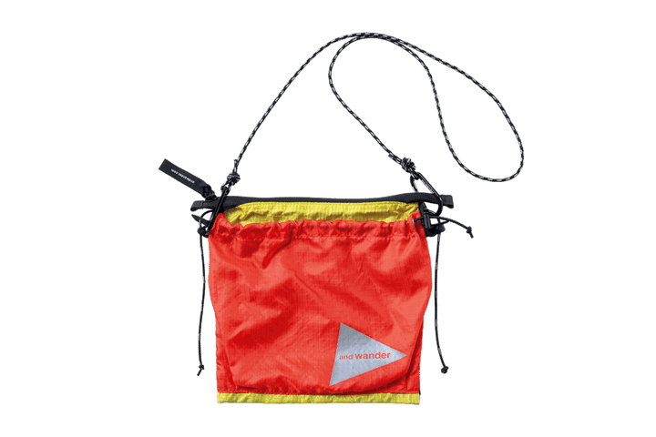 〈アンドワンダー〉のサコッシュ