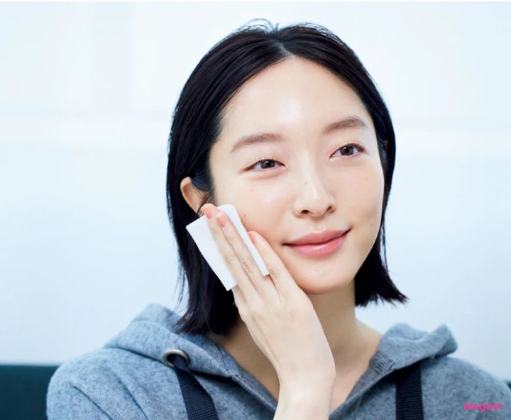 どうして潤わない？と思ったときの見直しポイント。コスメの量は気持ち多めで、水分補給は喉が渇く前に