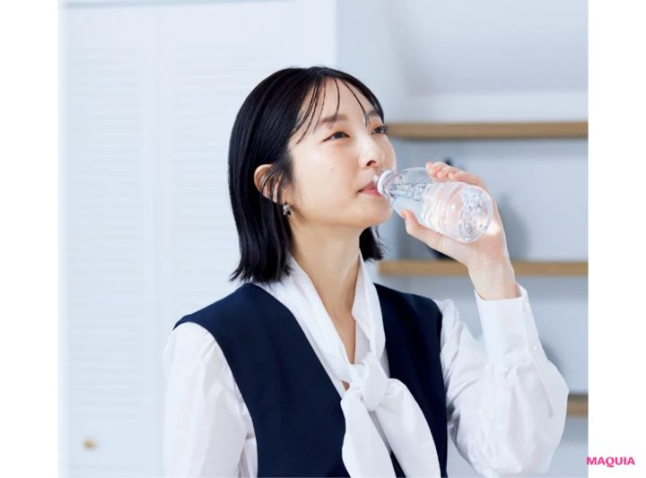 どうして潤わない？と思ったときの見直しポイント。コスメの量は気持ち多めで、水分補給は喉が渇く前に_20