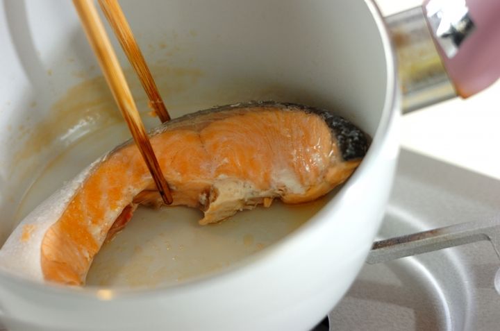 鮭とカブのサラダの下準備1