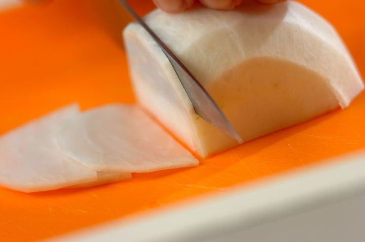 鮭とカブのサラダの下準備2