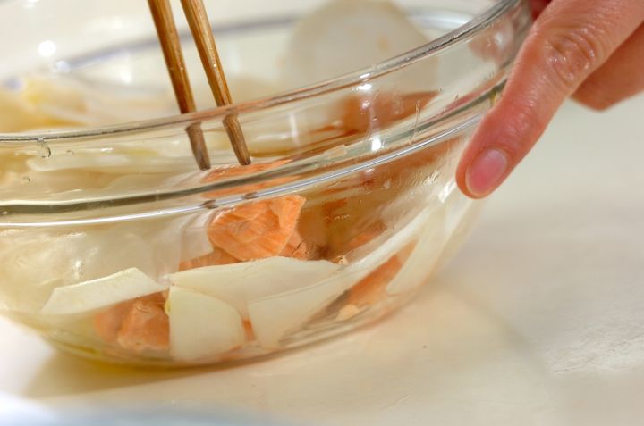 鮭とカブのサラダの作り方1