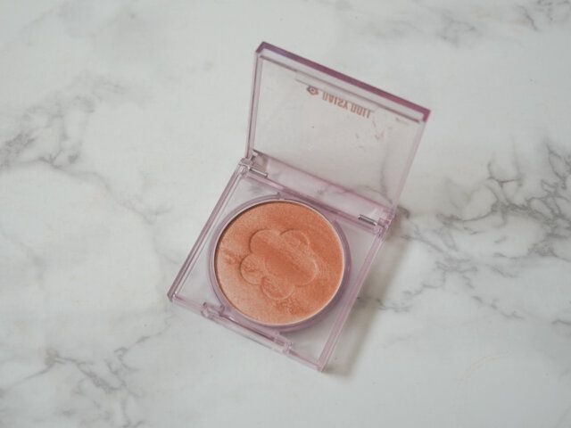 デイジードール「パウダー ブラッシュ ブルーム」01 ユウグレシナモン