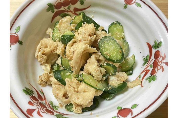 ▲ビタミンCを含むキュウリと組み合わせた、お麩の酢みそ和え（丁字麩を使用）。仕上げのすりごまはカルシウムなどのミネラル補給も兼ねて。