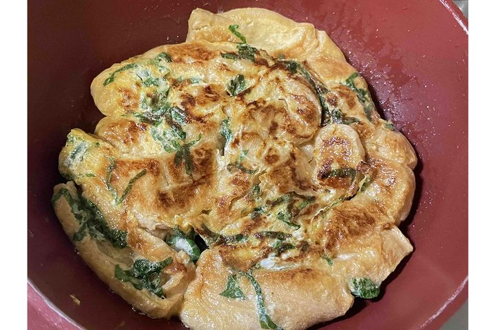 ▲お麩の卵炒め（滋賀のご当地麩・丁字麩を使用）。米油に含まれるビタミンE、卵に含まれるビタミンA・Dを補えます。