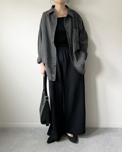 ウォッシュドシャツ(デニム)とリブニットスクエアネックタンクトップのコーデ