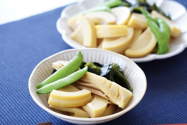 たけのこ 大皿と小皿に盛られた若竹煮