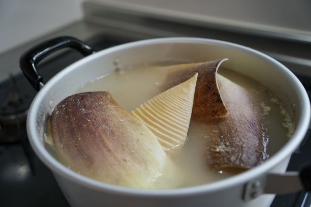 たけのこのアク抜き 鍋で煮ている