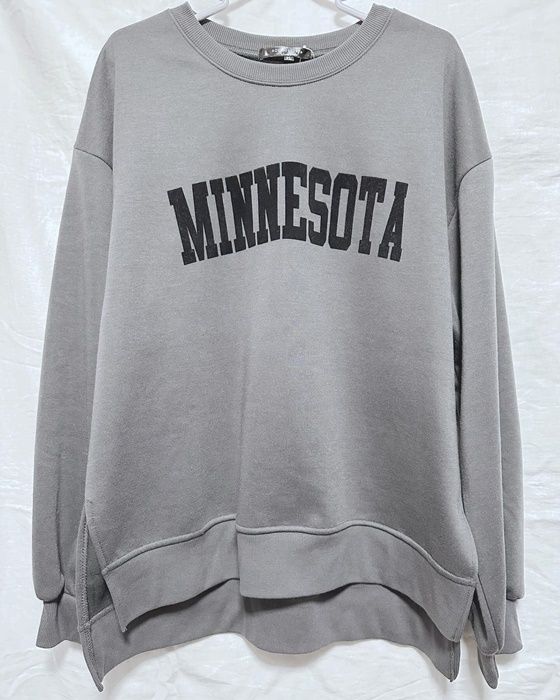 しまむら「ボンディングフロッキーロゴプリントプルオーバー」