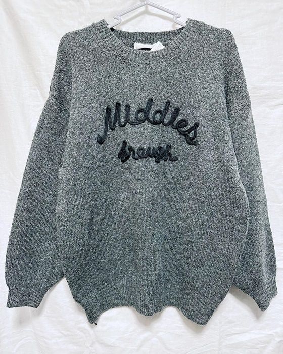 しまむら「ロゴ刺繍ニットプルオーバー」