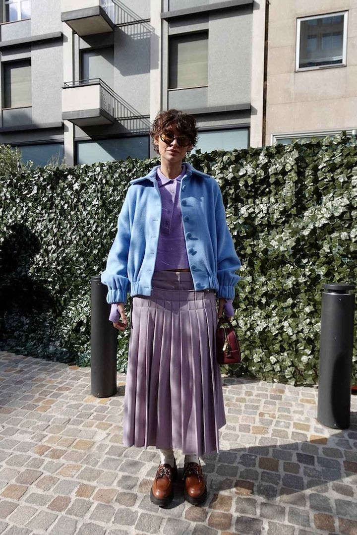 画像: プリーツスカート×ローファーの大人プレッピーで春気分