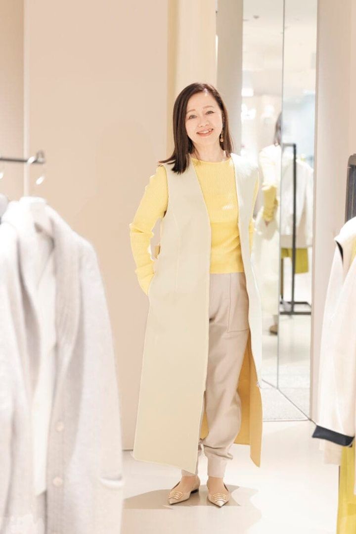 ニット¥75,900、パンツ¥53,900、ジレ¥165,000／すべて４階シクラス、靴／３階婦人靴（ペリーコ）