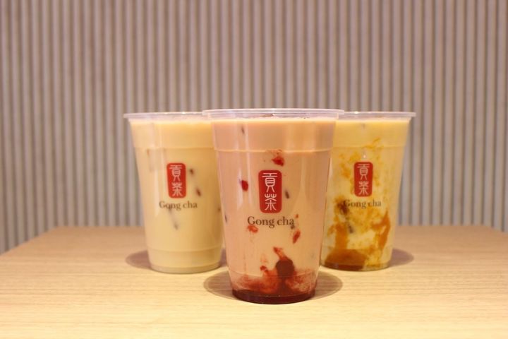 (左から「ピーチジャスミングリーン ミルクティー」、「ストロベリーアールグレイ ミルクティー」、「マンゴー阿里山ウーロン ミルクティー」)