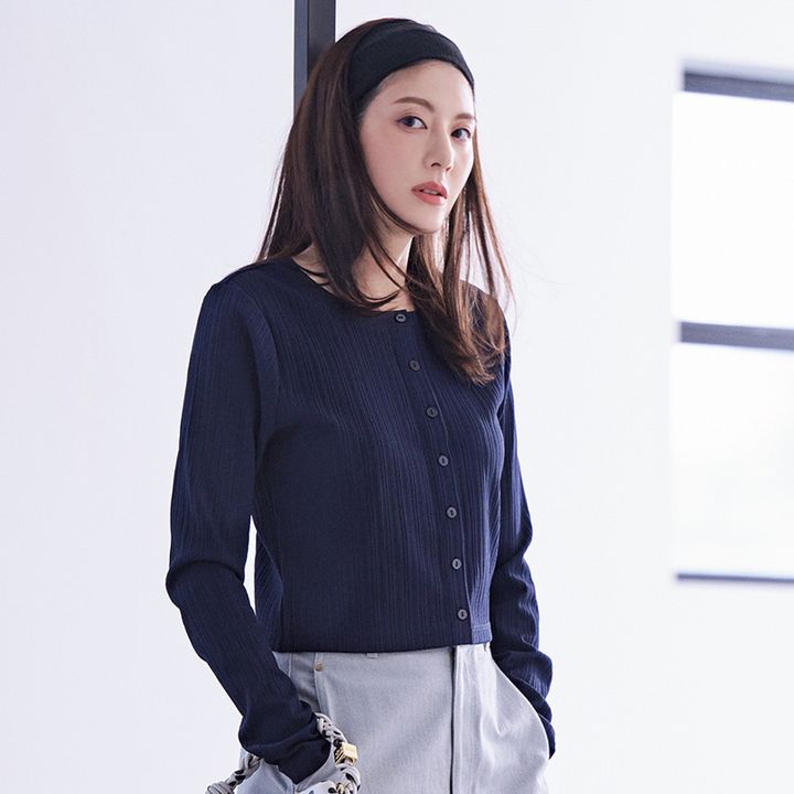 短丈カーデを着て頭にヘアバンドをつけた佐藤ありささん