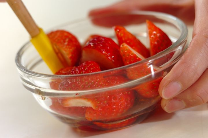 カステラとイチゴのデザートの作り方1