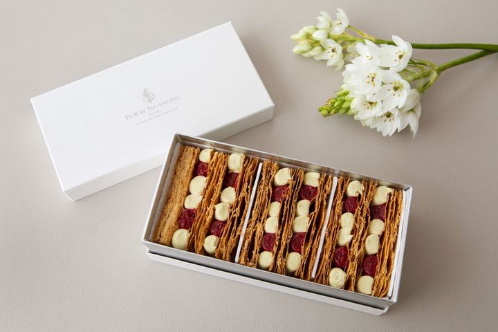 「ピスタチオとさくらんぼのミルフィーユ」 イートイン3,000円（11_30~21:00L.O.）/テイクアウェイ7,000円 （税込）