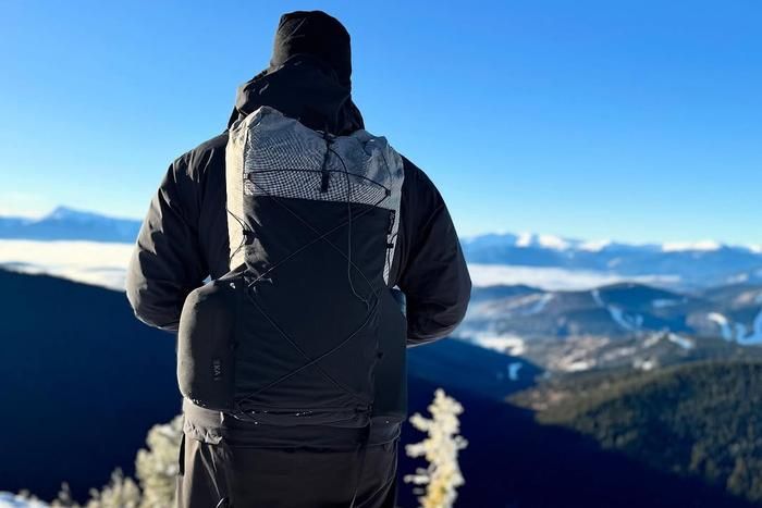 LITEWAYのバックパックを背負った男性