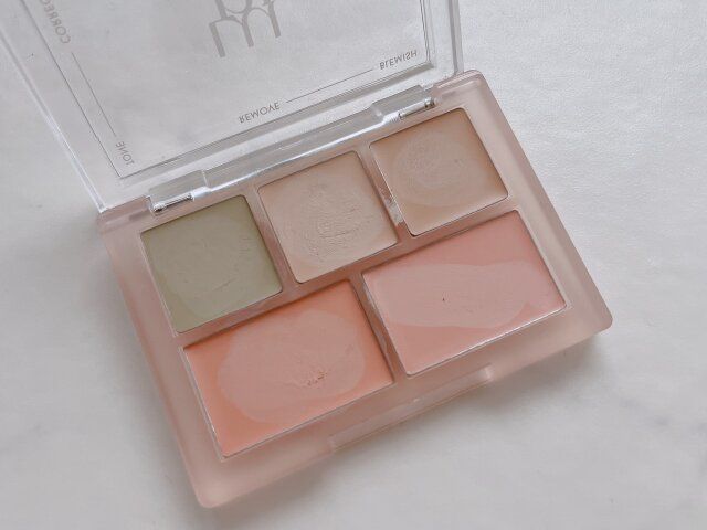 ルナ コンシールブレンダーパレット 01 クリアカバー パレットの中身