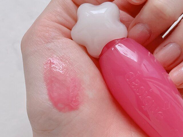 デイジーク ピュアウォーターリップグロス 10 メルティドベリー 手に付けて発色確認
