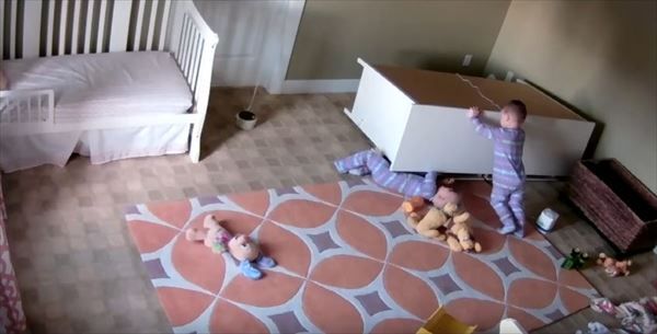 双子の兄弟がタンスを押す