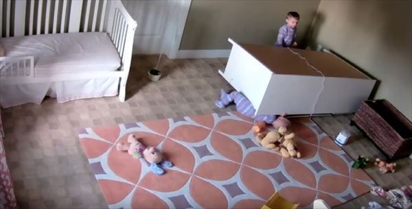 タンスの下敷きになった子供