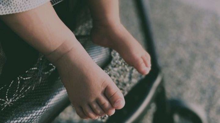 ベビーカーの赤ちゃんを扇いでいたら...（画像はイメージ）