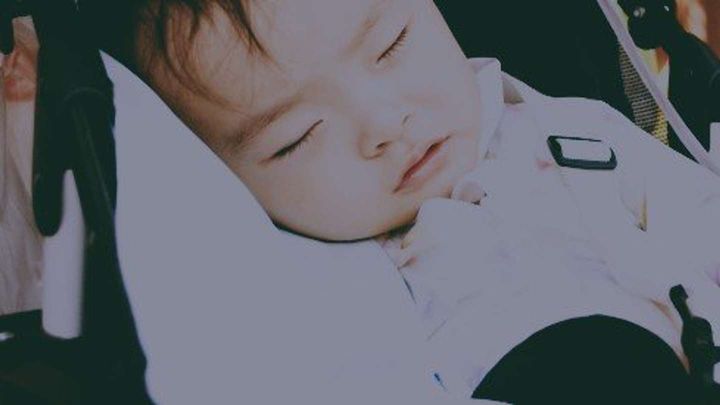 幼い子供たちを連れて花火大会へ（画像はイメージ）