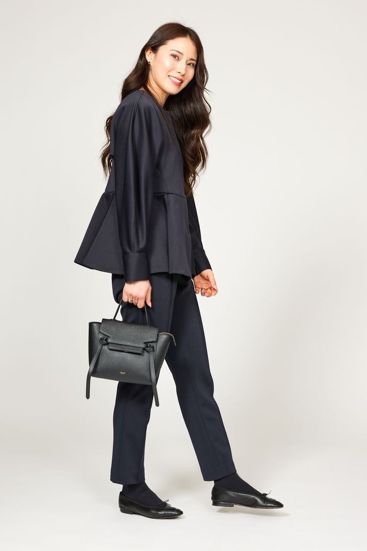 クラウドチームVERYデラクナー友理のセレモニー黒紺コーデ_横