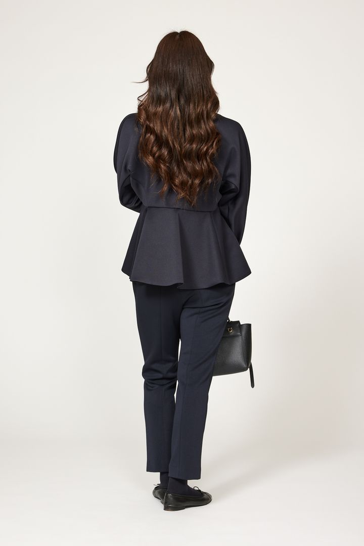 クラウドチームVERYデラクナー友理のセレモニー黒紺コーデ_後ろ