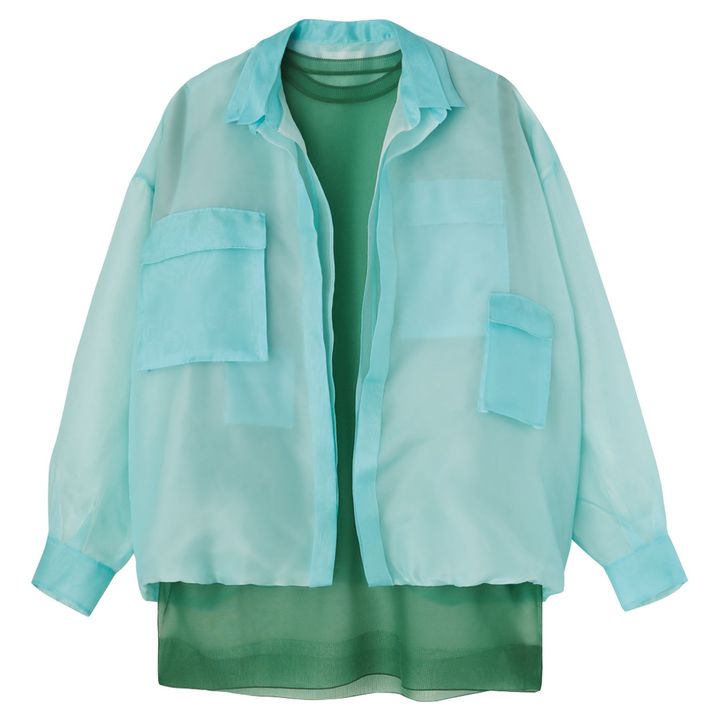 ミントグリーンのジャケット ￥108,900 ダークグリーンのトップ ￥40,700／ともにANTEPRIMA（アンテプリマ ジャパン）