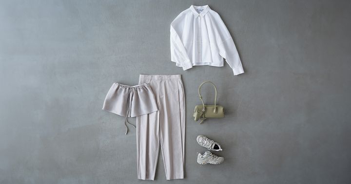 ORRの白シャツとAMOMENTOのパンツとギャザーベルトとOSOIのバッグとMERRELLのスニーカー