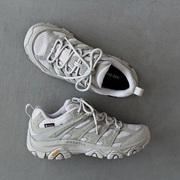 MERRELLのベージュのハイテクスニーカー