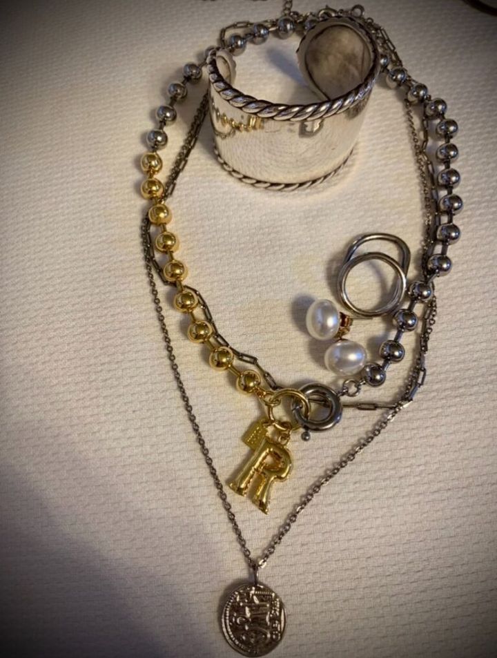 指輪とバングルは、マイ定番のフィリップオーディベール。ボールチェーンネックレスは、ロクとH&Mコラボのもの。コインネックレスは、ユナイテッドアローズ。かなり大きいパールのピアスは300円ショップ。