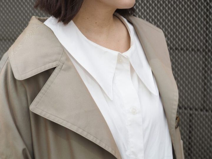 「サンプリシテ」のブラウスは大きめの衿がポイント