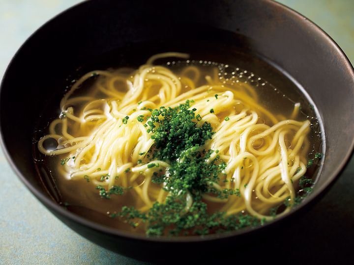 築地『シノワズリ372』の「金華ハムのコンソメラーメン」