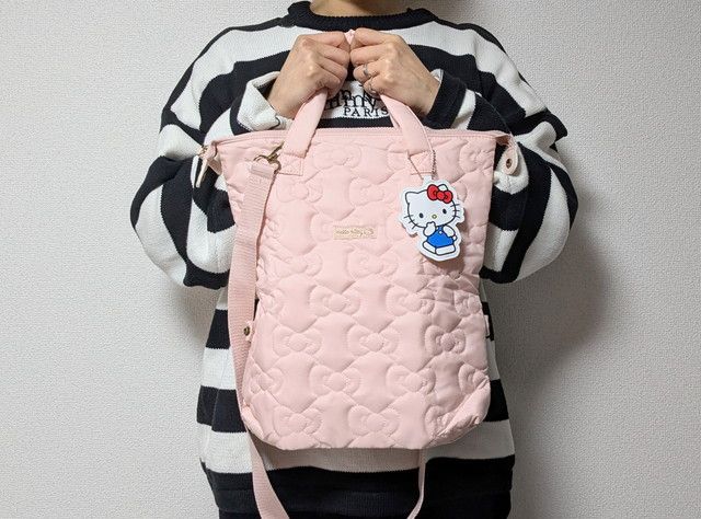 ハローキティリボンキルティングピンク手に持ったところ