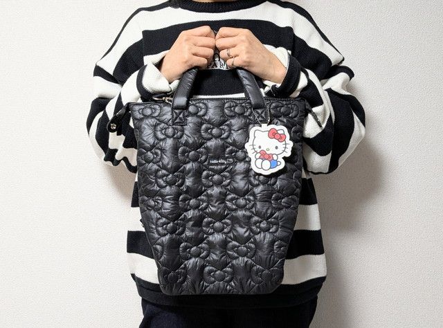 ハローキティリボンキルティングブラック手に持ったところ