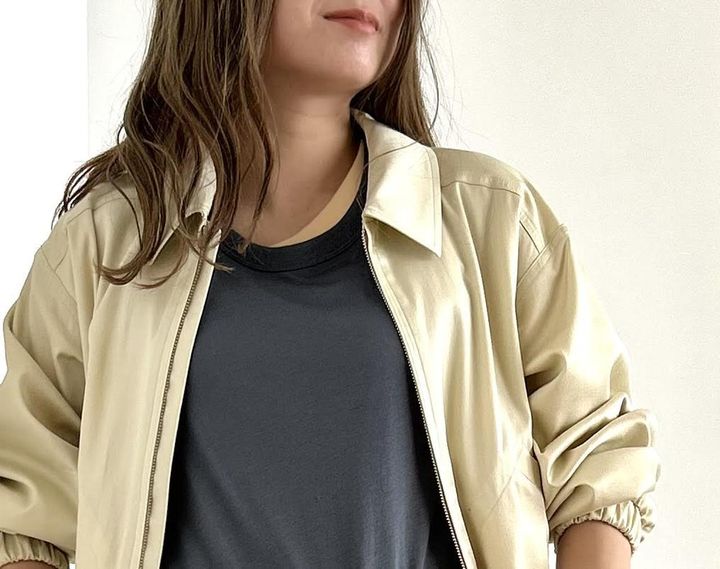 画像: 【Uniqlo U】スーピマコットンシアーロングTノースリーブ（Mサイズ着用）各¥1,500、ジップアップショートブルゾン（Mサイズ着用）¥6,990 www.uniqlo.com