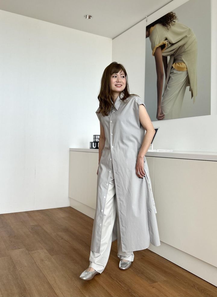 画像: 【Uniqlo U】コットンシャツワンピースノースリーブ¥4,990（Mサイズ着用）、コットンブレンドタックワイドパンツ¥4,990（Mサイズ着用） ※太田さんの身長：159㎝ www.uniqlo.com