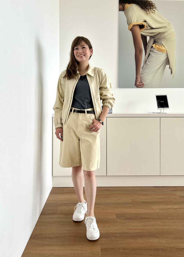 画像: 【Uniqlo U】デニムバミューダショーツ¥2,990（Mサイズ着用）、ジップアップショートブルゾン¥6,990（Mサイズ着用）、スーピマコットンシアーロングTノースリーブ各¥1,500（Mサイズ着用）、ナローロングレザーベルト¥2,990 ※太田さんの身長：159㎝ www.uniqlo.com