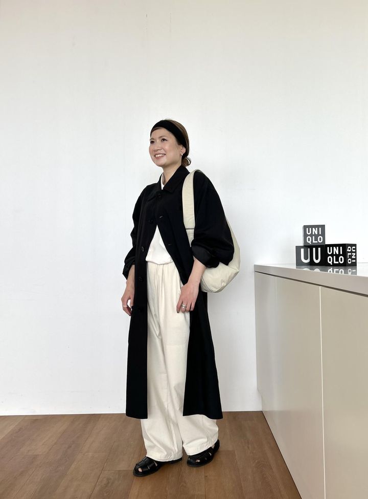 画像: 【Uniqlo U】オーバーサイズステンカラーコート¥9,990（メンズLサイズ着用）、ロングシャツノースリーブ¥3,990（Mサイズ着用）、イージーカーブパンツ¥4,990（Mサイズ着用）、ショルダーバッグナイロン¥2,990 www.uniqlo.com