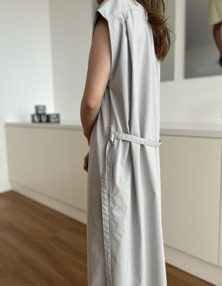 画像: 【Uniqlo U】コットンシャツワンピースノースリーブ¥4,990（Mサイズ着用） www.uniqlo.com