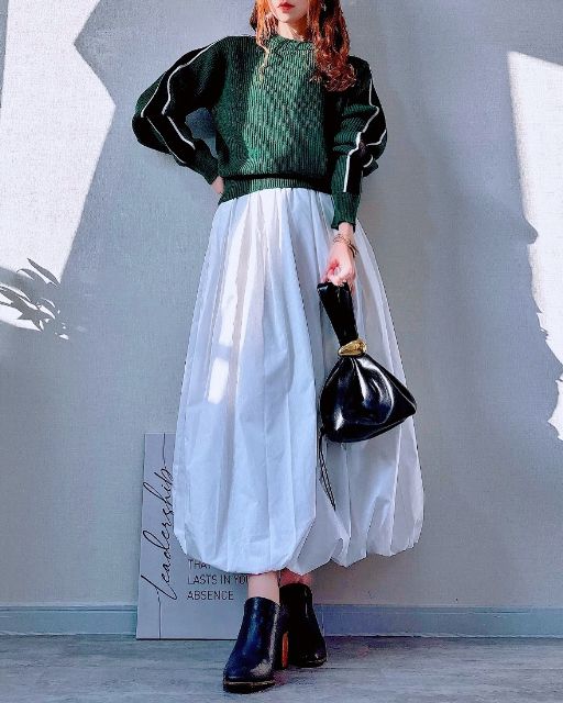 バブルヘムミディスカートを着たコーデ